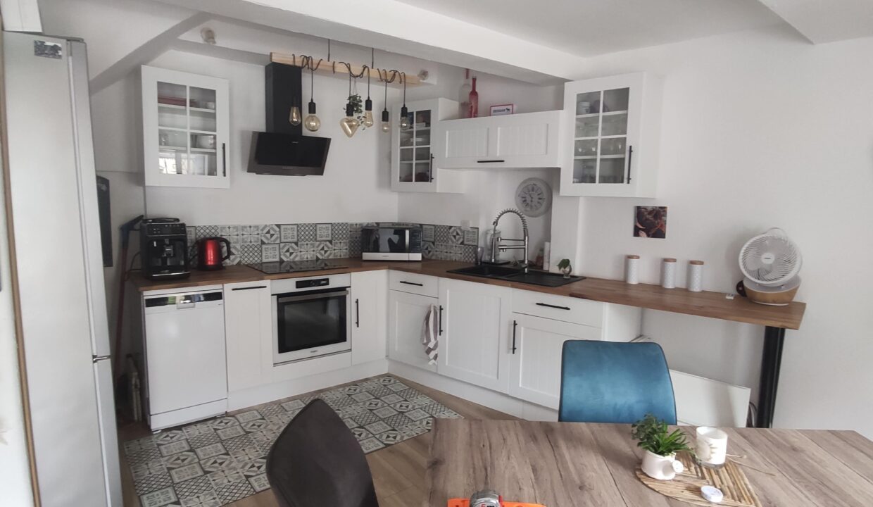 1 - Séjour AA vue cuisine AA
