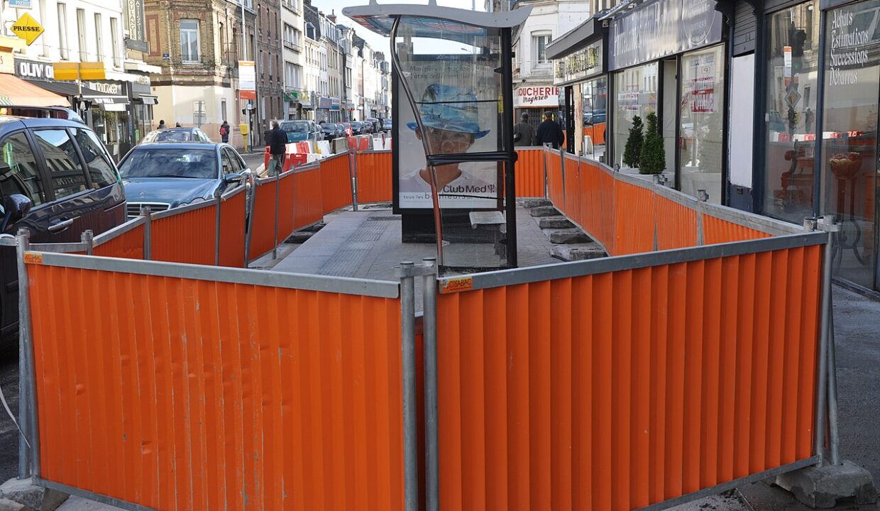 construction de — Bus shelter and construction site , France, 2011