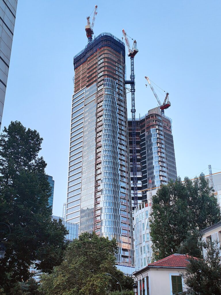 construction de — Construction site of The Link tower at La Défense in France - 2024-07-15