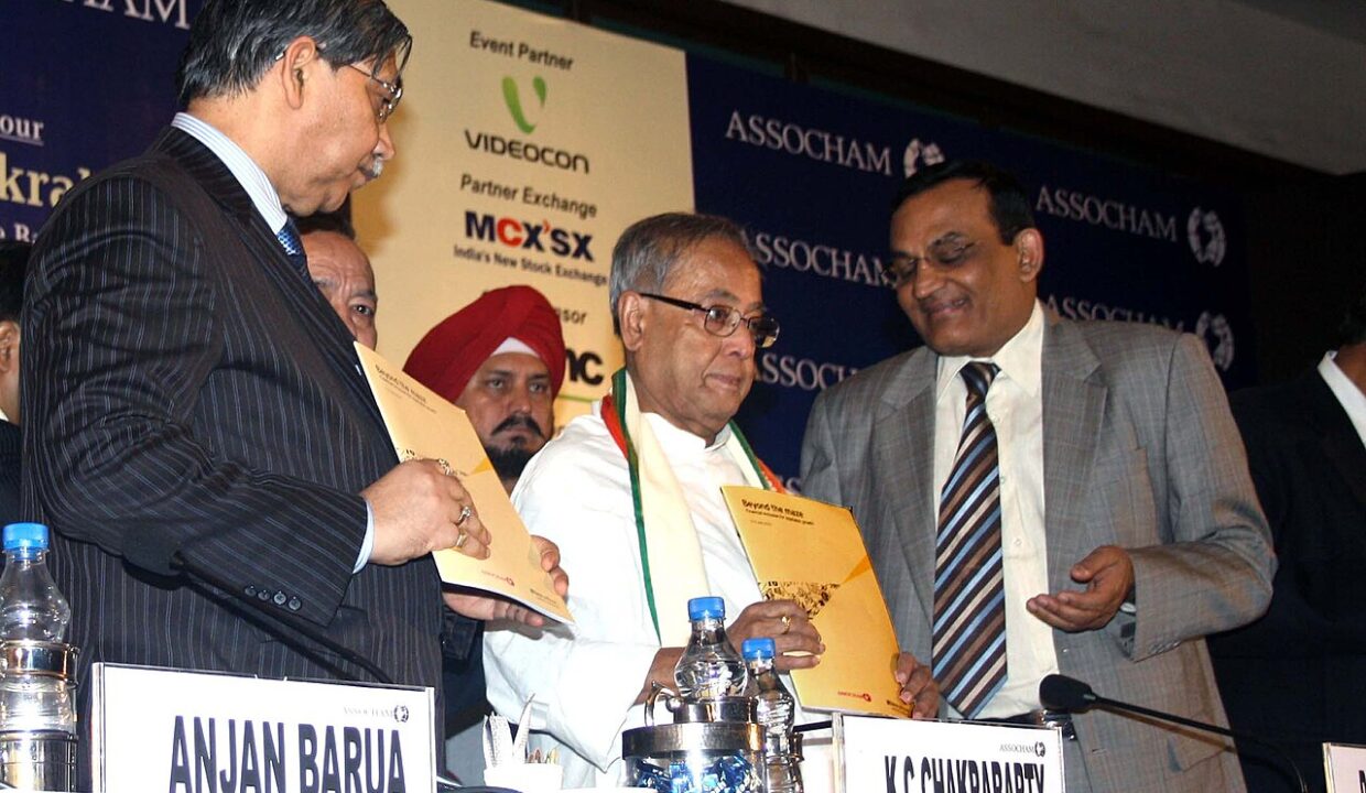 credit immobilier — The Union Finance Minister, Shri Pranab Mukherjee releasing the ASSOCHAM and Ernst & Young report, at