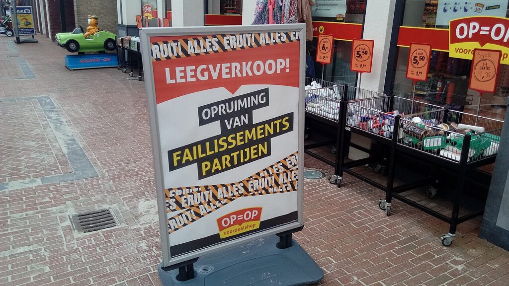 défaillances d'entreprises — Op=Op Voordeelshop bankruptcy sale sign, Winschoten (2019) 02