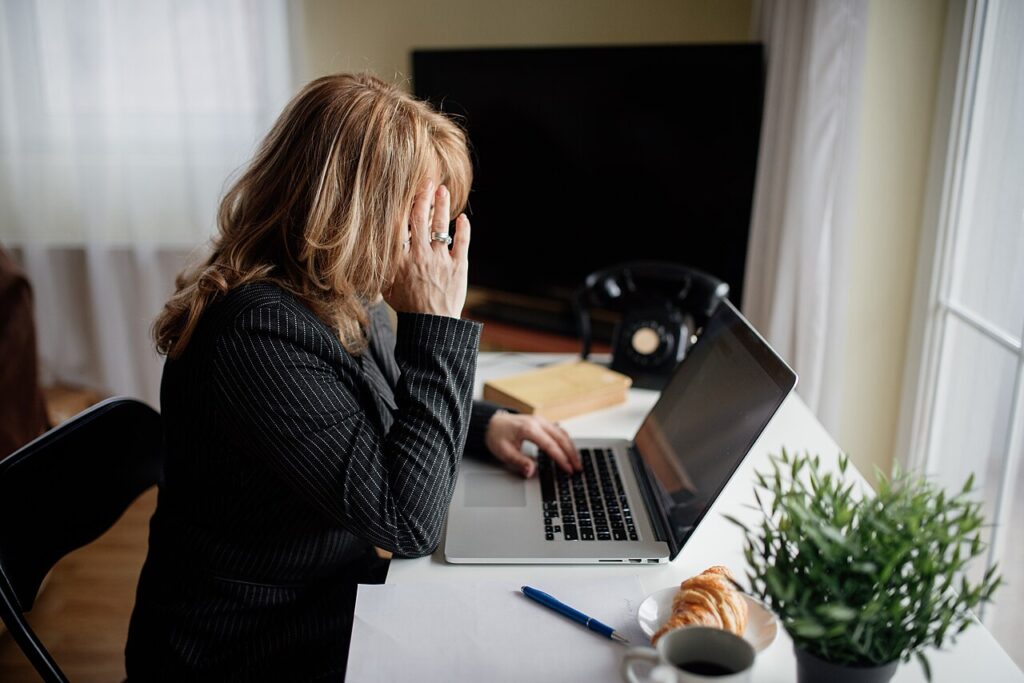 immobilier d'entreprise — Tired business woman working on laptop at home