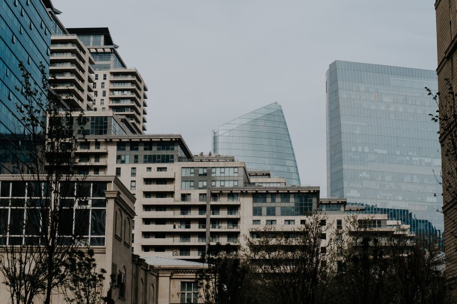 immobilier d'entreprise — Horizon urbain présentant des immeubles de grande hauteur contemporains avec des façades en verre