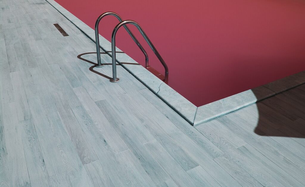 immobilier en — Red water swimming pool (Unsplash)