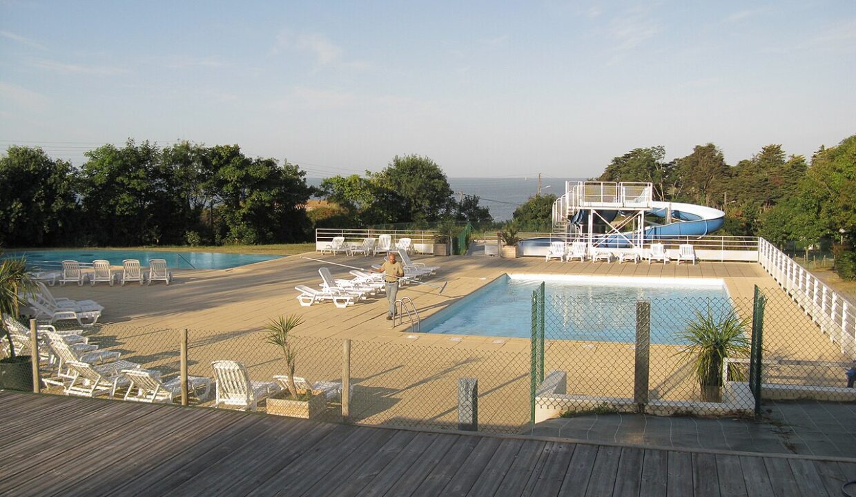 maisons avec piscine — Camping site pool maintenance