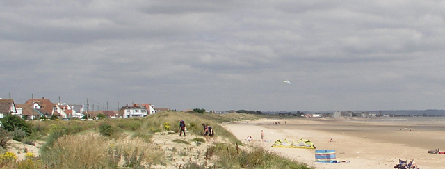 marché immobilier — Beachfront properties behind dunes, Greatstone-on-Sea - geograph.org.uk - 238827