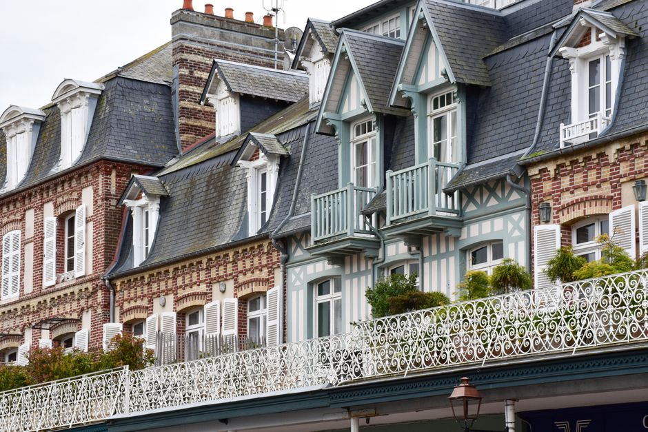 marche immobilier — Maisons historiques de Normandie à Deauville, avec des extérieurs ornés et un charme classique français.