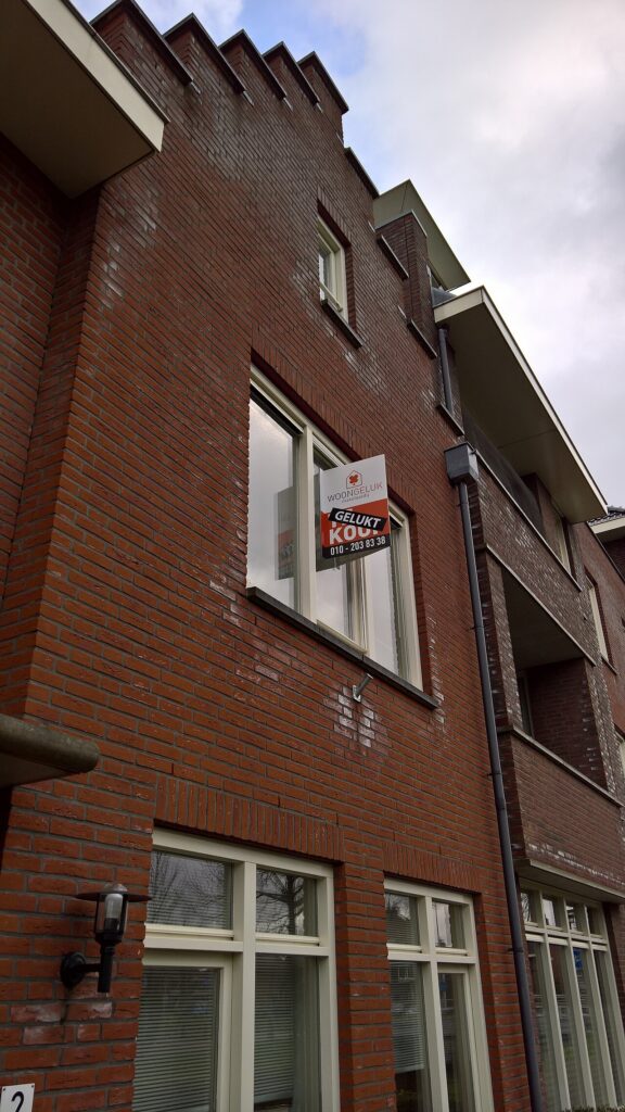 marché immobilier — Woongeluk Makelaardij "GELUKT" real-estate agent sign, Berkel en Rodenrijs (2021) 01
