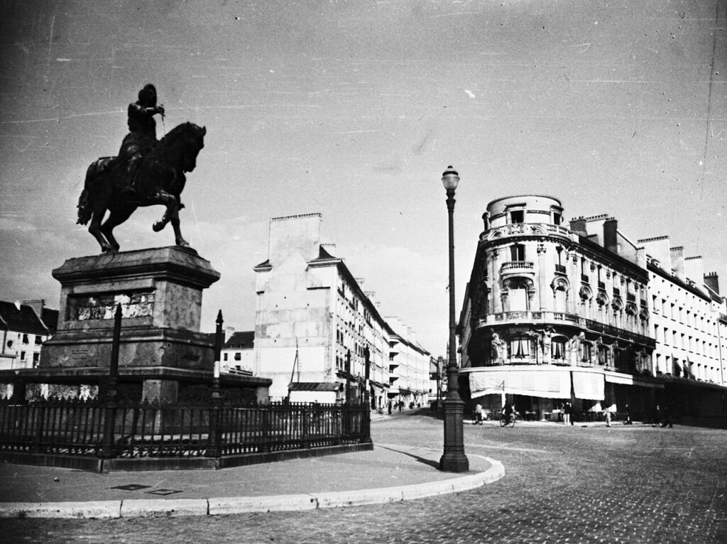 marche immobilier — Housing and Reconstruction in France - DPLA - 99ba1e0ee8969b85bcd2446224f5d677