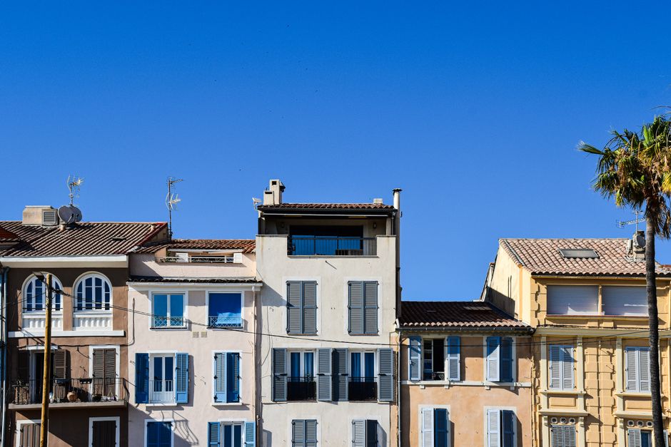 marche immobilier — Charmantes maisons provençales sous un ciel bleu éclatant en Provence, France.