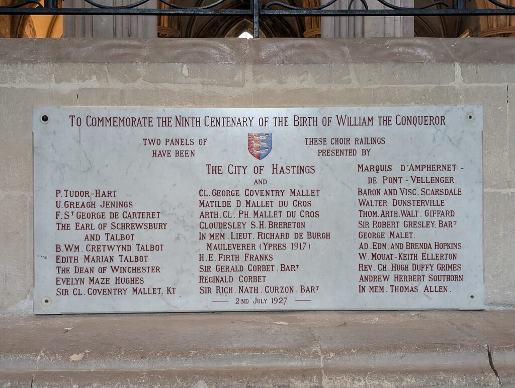 marché immobilier à Caen — Plaque about the choir railings presented by the City of Hastings in the church of Saint-Étienne