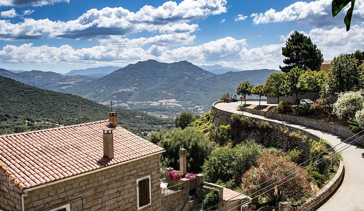 marche immobilier francais — A Windy Road In The Corsican Countryside (166758379)