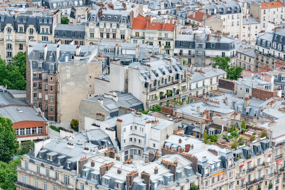 marché immobilier français — Charmante capture aérienne des toits de Paris montrant l'architecture française classique en