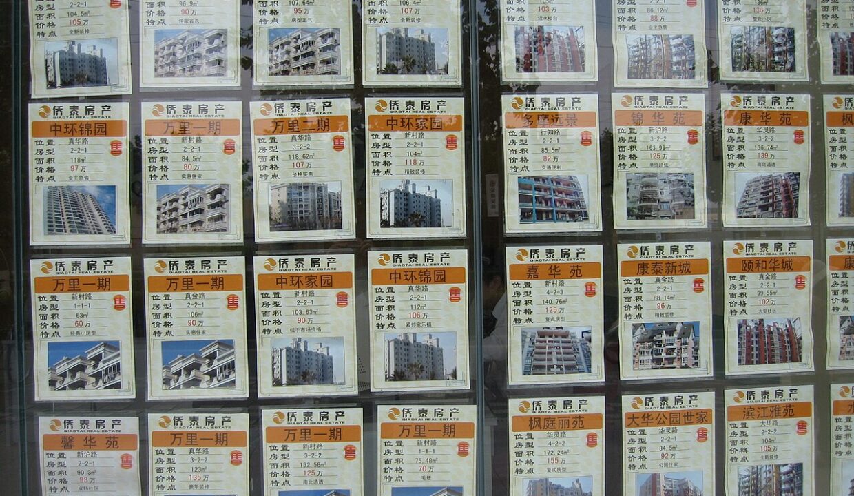 marches immobiliers — Real estate advertisements in Shanghai 2005