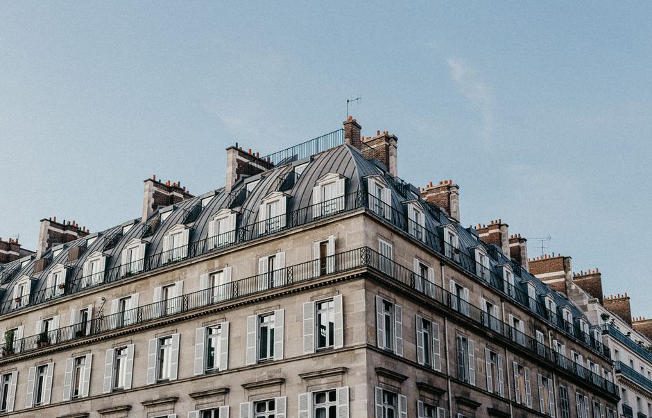 meilleurs taux immobiliers — Architecture parisienne élégante avec un toit mansardé classique et une façade en pierre sous