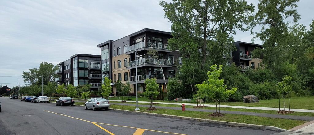 metre carre — Saint-Hubert (Québec)-Complexe immobilier en bordure du boul. Davis et du Parc de la cité-2022-08-18