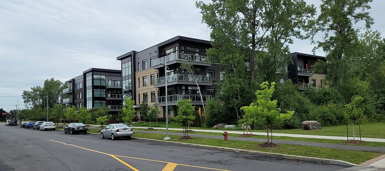 metre carre — Saint-Hubert (Québec)-Complexe immobilier en bordure du boul. Davis et du Parc de la cité-2022-08-18