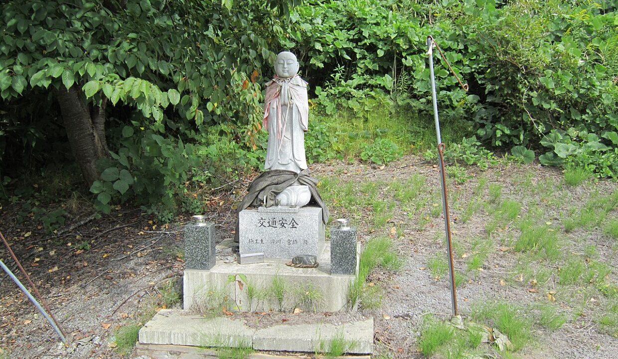 reduire la mortalite routiere — Traffic Safety Jizo at Shintotsukawa