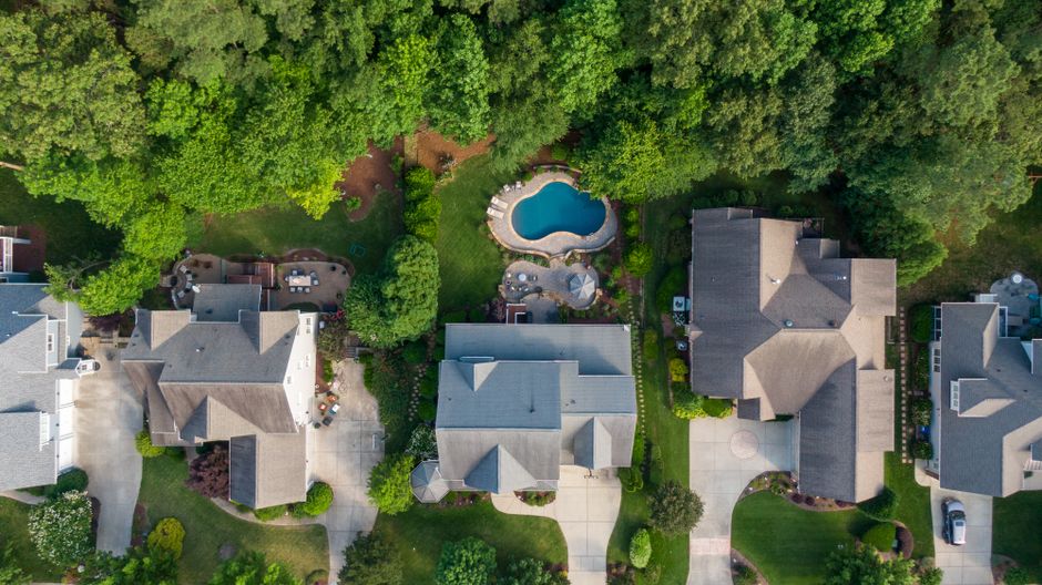 taux d — Vue aérienne d'un quartier suburbain à Wake Forest, NC, mettant en valeur des jardins arrière verdoyants et une