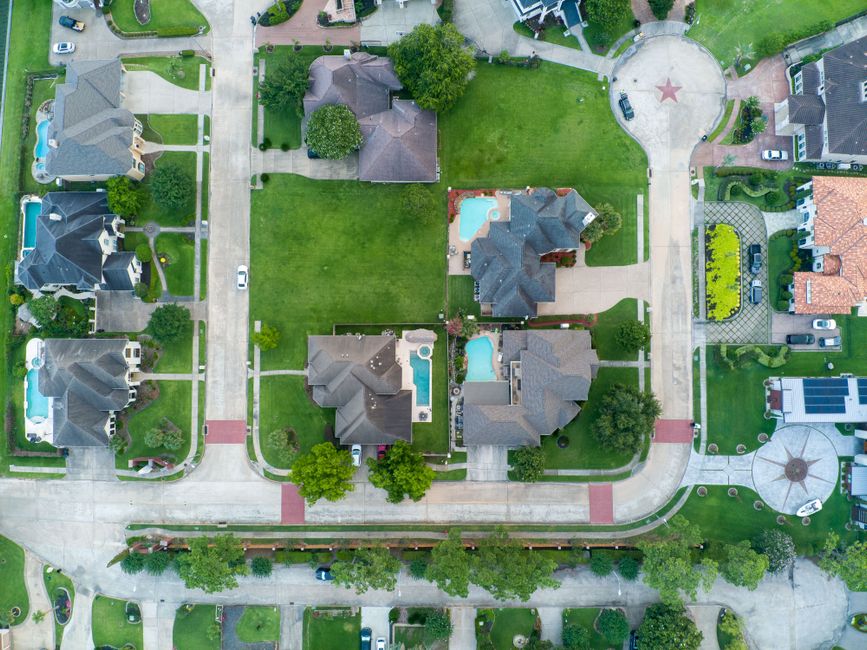 taux d — Photo par drone de maisons suburbaines avec piscines à Houston, TX, vue d'en haut.