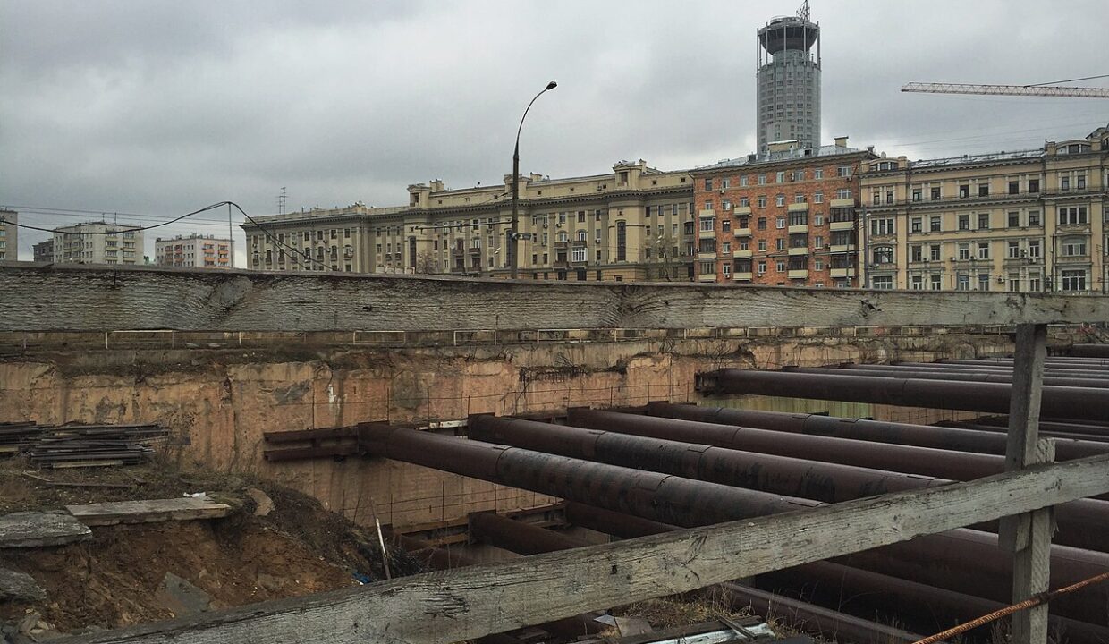 toucher les loyers esperes — Abandoned construction site at Paveletskaya Square (30302699663)