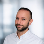 Portrait professionnel en chemise blanche